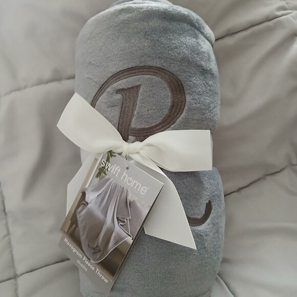 Swift Home monogram "R" fleece throw blanket - Picture 1 of 4